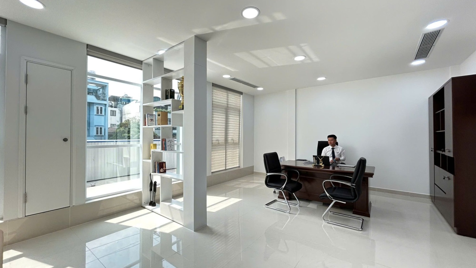 Giải Pháp Bàn Lãnh Đạo Sang Trọng Cho Giám Đốc Ngân Hàng Sacombank